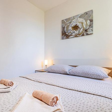 Private Accommodation Stara Baška Екстериор снимка