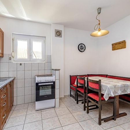 Private Accommodation Stara Baška Екстериор снимка