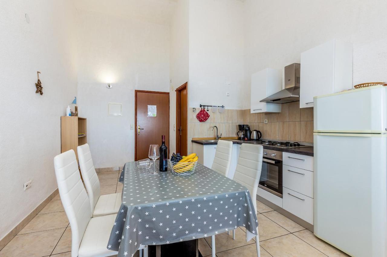 Private Accommodation Stara Baška Екстериор снимка