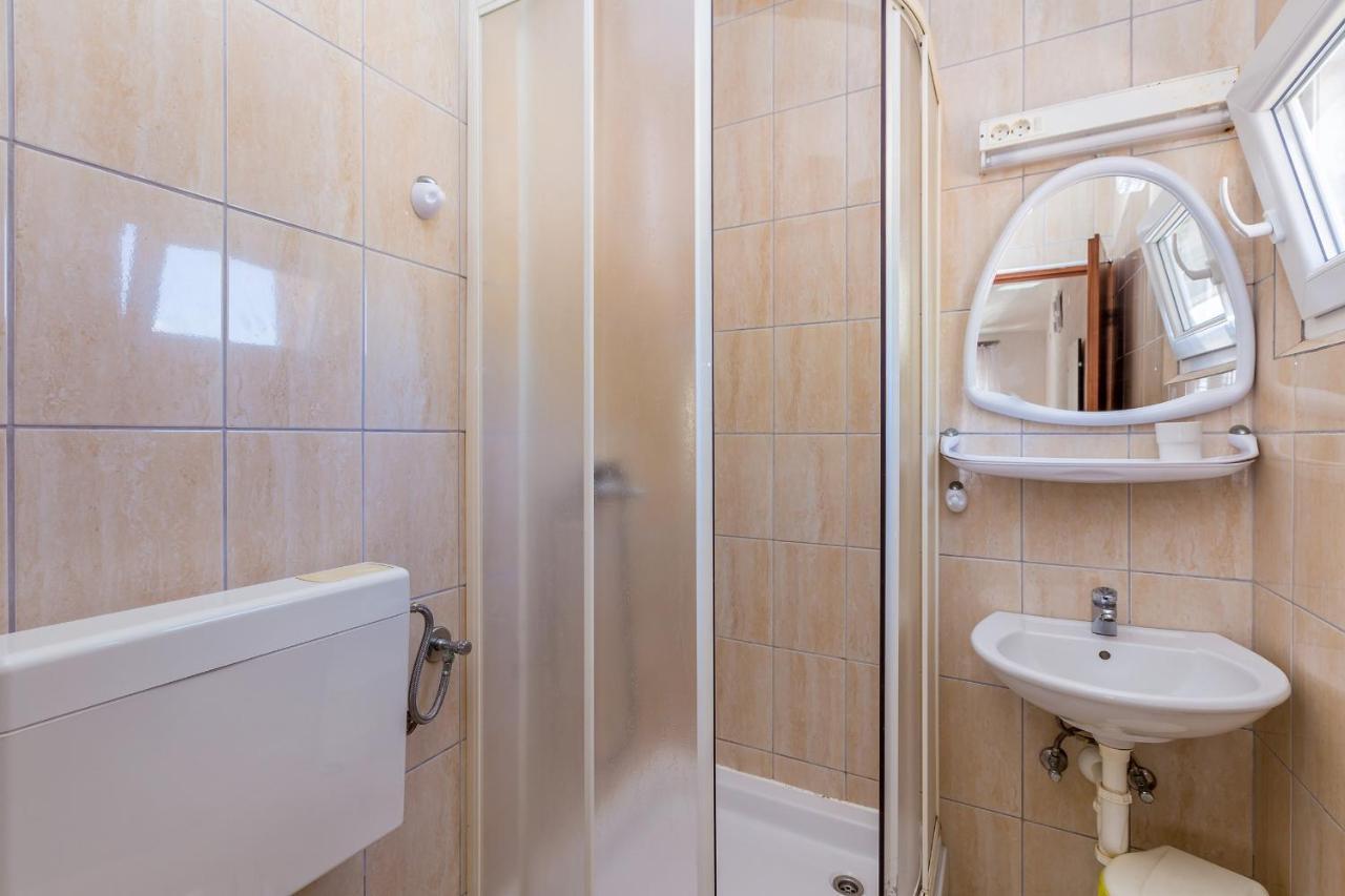 Private Accommodation Stara Baška Екстериор снимка