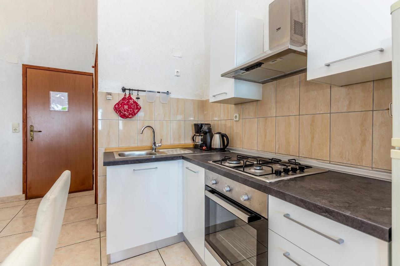 Private Accommodation Stara Baška Екстериор снимка