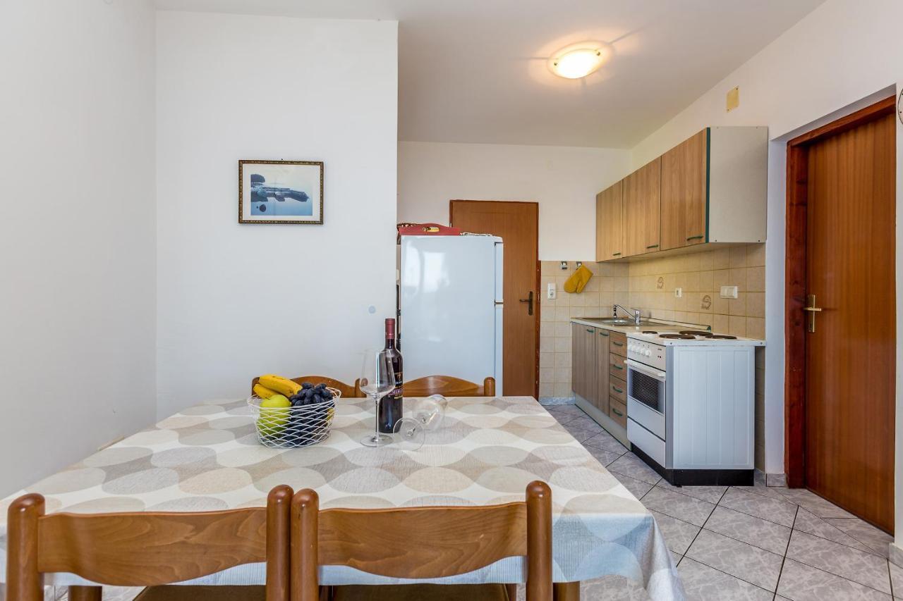 Private Accommodation Stara Baška Екстериор снимка